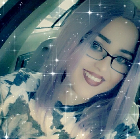 Meet your Posher, Hannah - Picture 1 of 1